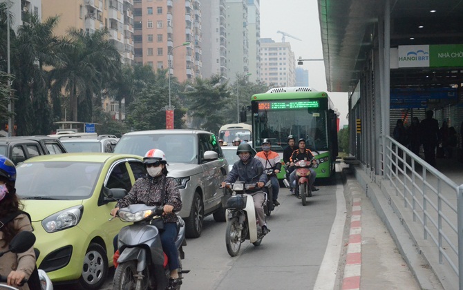 Xe bus nhanh BRT "kẹt cứng" giữa đường trong ngày đầu đi làm sau kỳ nghỉ Tết dương lịch