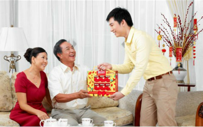 Chọn quà biếu Tết bố mẹ: Người chọn quà 'chơi sang', người mua quà thiết thực!