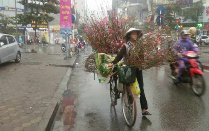 Người lao động nghèo lặng lẽ mưu sinh giữa trời mưa rét ngày giáp Tết