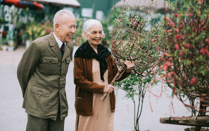 "Chất lừ" bộ ảnh “Ông bà em” tại phiên chợ hoa cuối năm ngày giáp Tết hút ngàn like của dân mạng