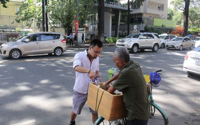 Nỗi lòng ông lão ngậm ngùi không về quê ăn Tết ở lại Sài Gòn bán nước mưu sinh kiếm tiền