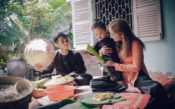 Khánh Thi, Phan Hiển và con trai quây quần gói bánh tét