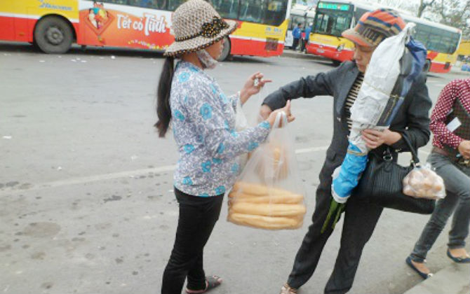 Tết muộn mằn của những phụ nữ nghèo cố bám trụ nơi bến xe kiếm thêm tiền về quê