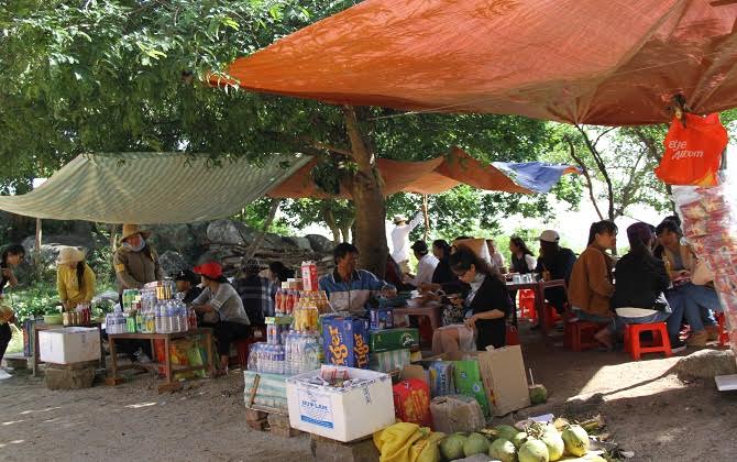 "Nhét túi" gần chục triệu/ngày nhờ trông xe, bán nước và đồ ăn vặt ở các chùa ngày đầu năm mới