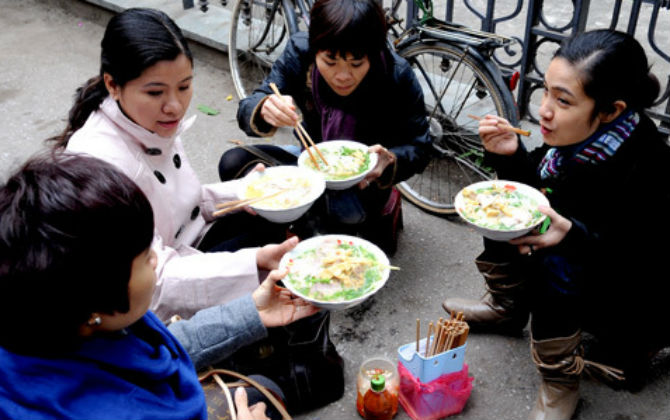 100.000 đồng một bán bún, phở ngày Tết