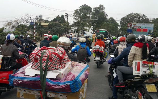 Hết Tết, người dân khệ nệ đồ đổ về Hà Nội