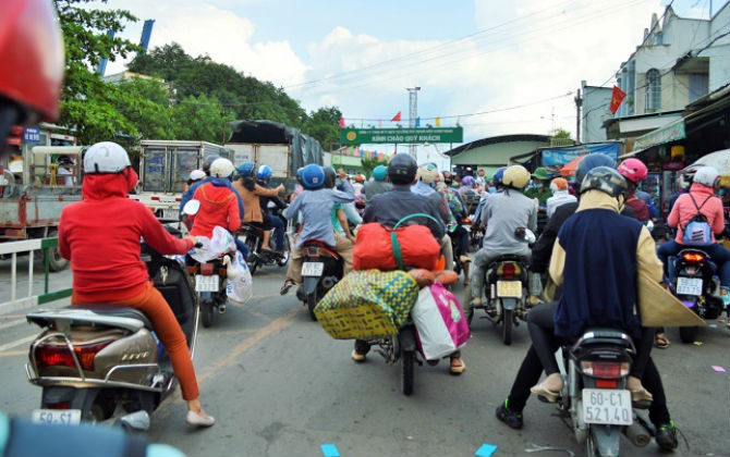 Sau 9 ngày nghỉ Tết, người dân ùn ùn hành lý, chở quà quê lên thành phố Sài Gòn