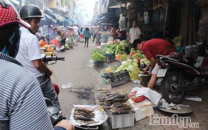 Người Sài Gòn tấp nập đi mua cá lóc nướng cúng ngày Vía Thần Tài: người bán được dịp "hốt bạc"