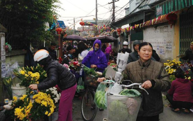 Bà nội trợ tất bật “tay xách nách mang” đi chợ từ sớm mua đồ cúng lễ ngày rằm tháng Giêng