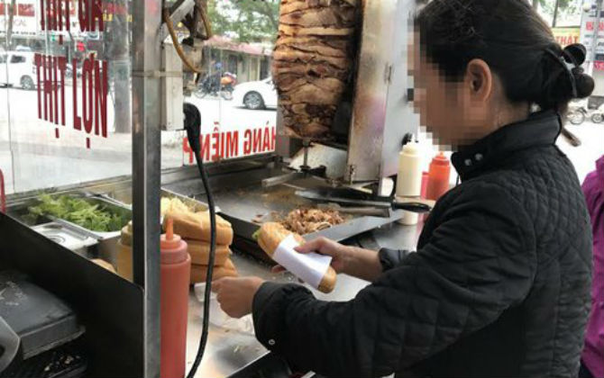 Xe đẩy bánh mì vỉa hè: Bán đều quanh năm, thu đủ tiền tỷ