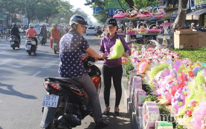 Đường phố Sài Gòn ngập tràn hoa hồng, quà tặng ngọt ngào ngày Valentine