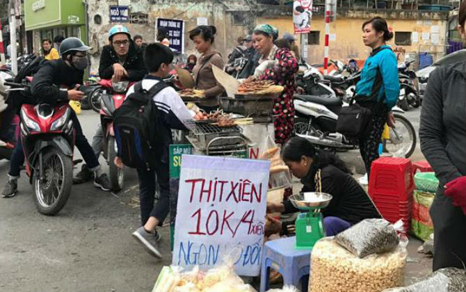 Thịt xiên nướng siêu rẻ 10 ngàn/4 xiên tràn ngập vỉa hè