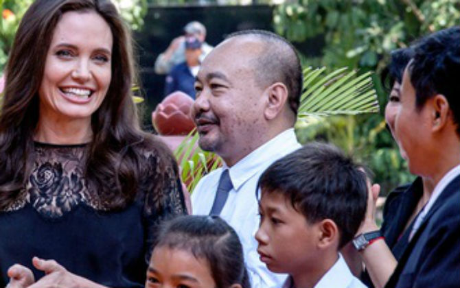 Angelina Jolie tươi tắn xuất hiện cùng đàn con sau ồn ào ly hôn