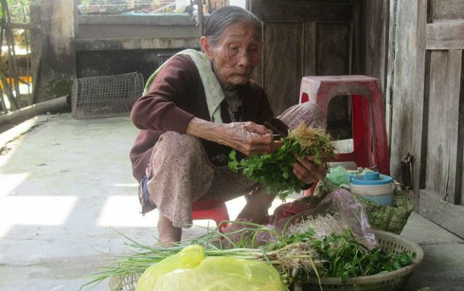 Nhọc nhằn gánh rau của mẹ già 80 tuổi hàng ngày vẫn cố đi chợ lấy tiền nuôi con ung thư