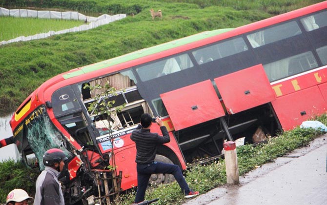 Tai nạn liên hoàn, xe khách chở 20 người văng xuống ruộng