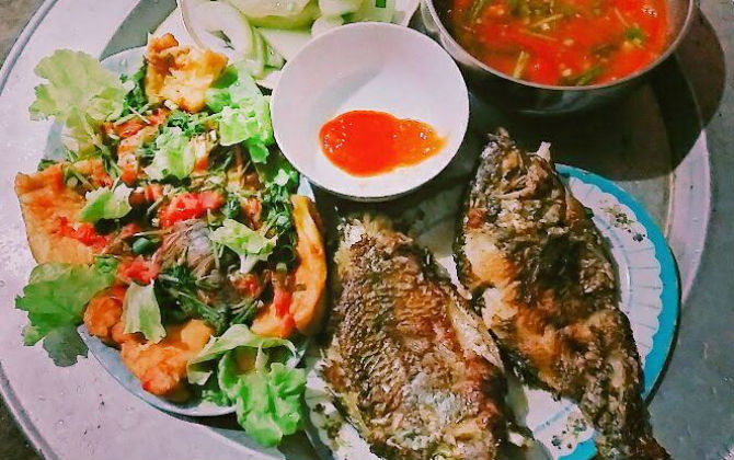 Mâm cơm tối 25 ngàn đồng vẫn đủ cá, rau, đậu của vợ chồng trẻ sốt mạng xã hội