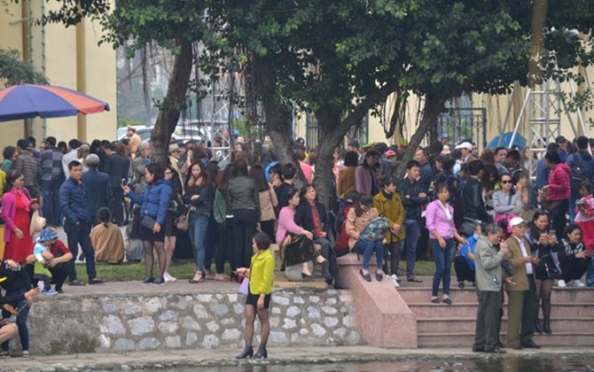 Lễ hội hoa hồng Bulgaria: 11h trưa, hàng trăm người HN vẫn nóng ruột xếp hàng đợi vào thăm quan