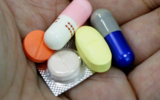 Kinh hoàng những bệnh nhân suýt chết chỉ vì... uống thuốc quên bóc vỉ
