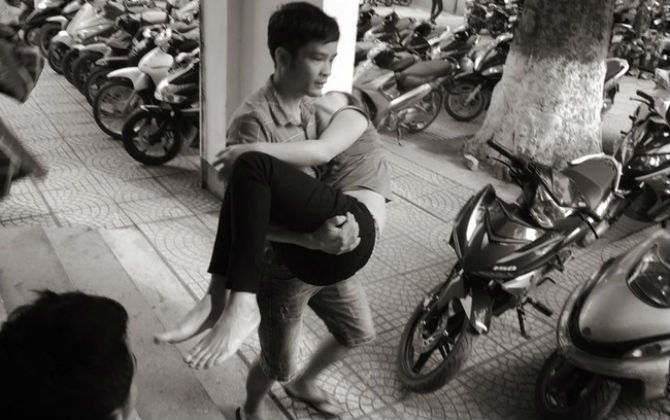 Mẹ khóc ngất đưa con tử vong chưa rõ nguyên nhân trở về nhà mai táng