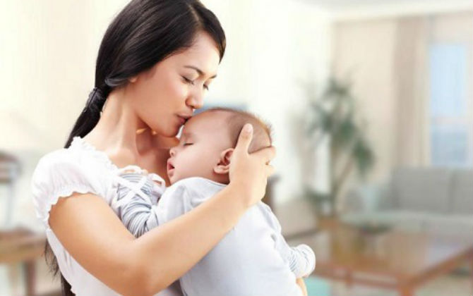 Người mẹ trẻ kiên quyết muốn thay tên bố cho con trong giấy khai sinh vì chồng quá tệ bạc