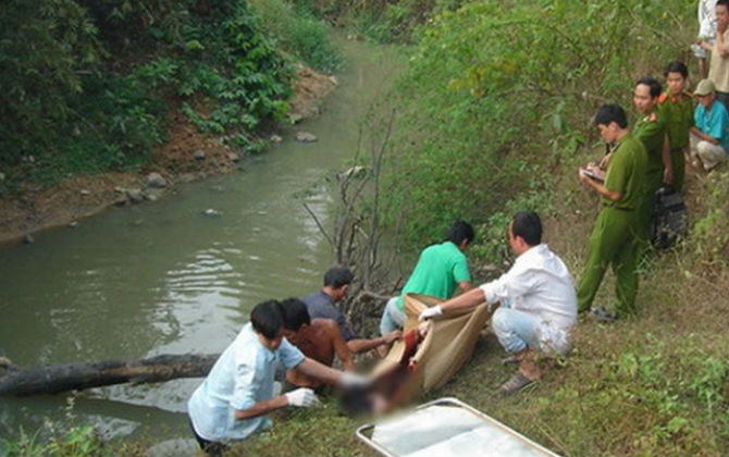 Thương tâm cha bị sát hại không về chòi, con trai 3 tuổi đi tìm té suối tử vong