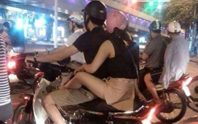 Đi xe máy gác chân lên đùi bạn trai, dáng ngồi "gây bão" của bạn gái trẻ