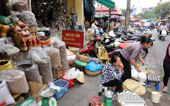 Xế hộp, chợ cóc rộn ràng tái chiếm vỉa hè Hà Nội