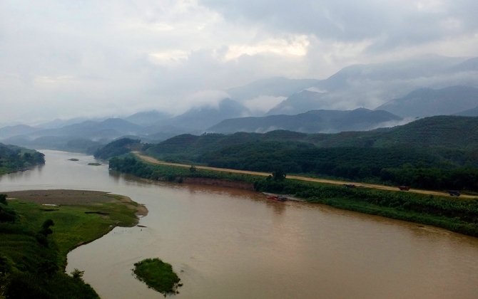 Thiên nhiên hùng vĩ 'nơi con sông Hồng chảy vào đất Việt'