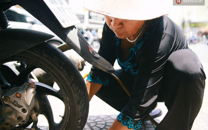 Người lao động nghèo mệt mỏi mưu sinh dưới 'chảo lửa' Sài Gòn