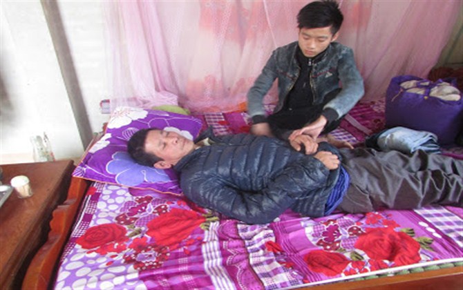 Xót cảnh 3 anh em côi cút mất mẹ vì ung thư quái ác, bố tai biến nằm liệt giường