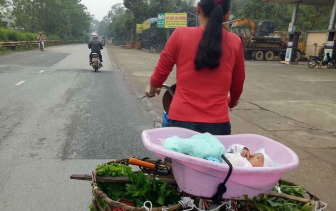 Xót lòng mẹ nghèo phải mang cả con sơ sinh đi chợ bán rau mưu sinh