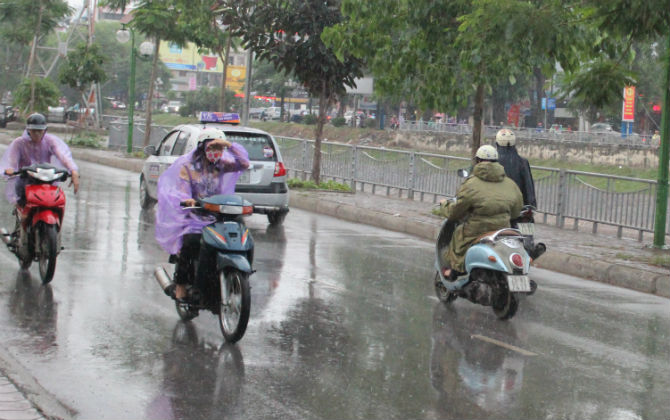 Nắng nóng, lốc và mưa đá xảy ra trên diện rộng trong tháng 5