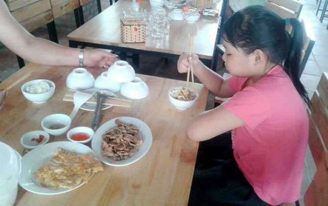 Rớt nước mắt chuyện bố đưa con gái đi nghỉ lễ, xách theo mỳ tôm với rau cải để ăn trưa
