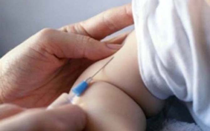 Nếu mẹ nào đang tiêm cho con tại nhà để tiết kiệm thời gian, hãy dừng ngay hành động NGUY HIỂM này