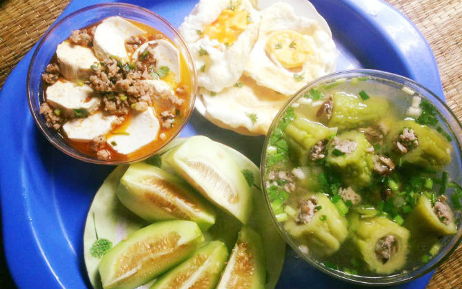 Bữa trưa 30 ngàn đồng vẫn đầy ắp rau thịt đậu thời thịt lợn rớt giá hút comment dân mạng