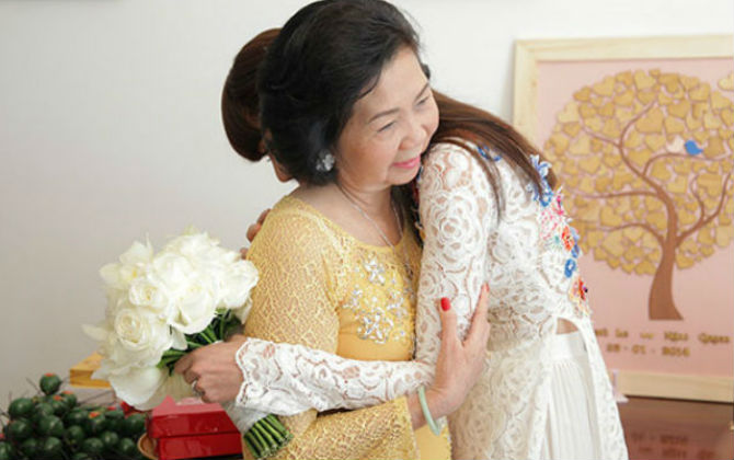 Cứ tưởng cái ôm của người yêu đã đủ ấm áp, nhưng thật ra cái ôm của mẹ mới là điều tuyệt vời nhất trên đời