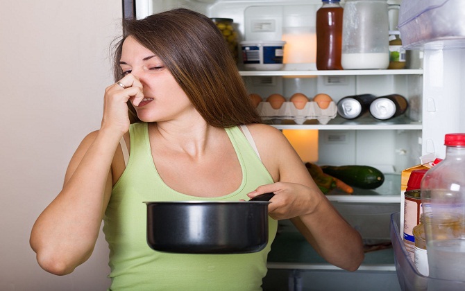 Tủ lạnh sẽ không còn mùi khó chịu chỉ với 1 trong 4 mẹo nhỏ sau