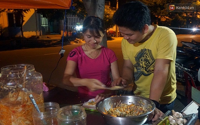 “Hạnh phúc không lời” nơi quán ăn vặt dễ thương của đôi vợ chồng trẻ bị câm điếc ở Đà Nẵng