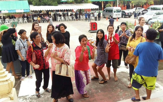 Chồng chết vì ung thư, vợ rủ hội chị em bạn dì đến "quẩy" tưng bừng trong tang lễ và sự thật phía sau