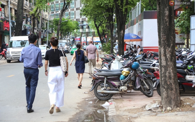 Vỉa hè ở trung tâm Sài Gòn bị tái chiếm cả ngày lẫn đêm sau hơn 3 tháng ra quân lập lại trật tự