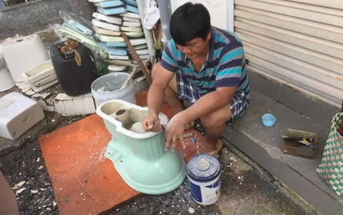 Nghề 'độc' Sài Gòn: 25 năm tân trang bồn cầu bán cho người nghèo