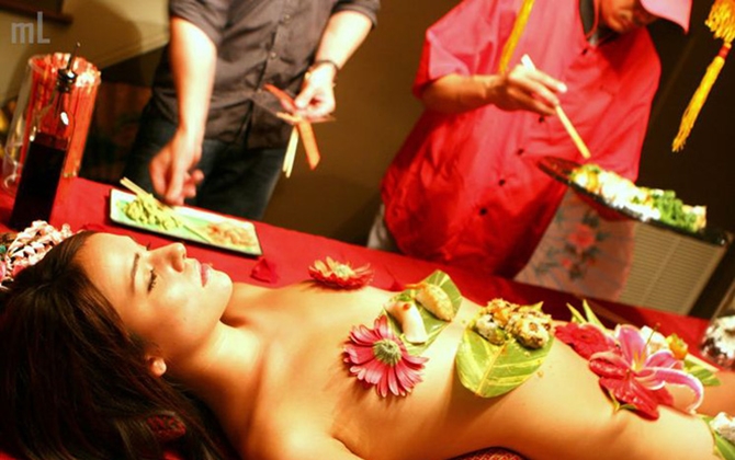 Lời tự sự của một cô gái khi lần đầu tiên làm người mẫu sushi khỏa thân
