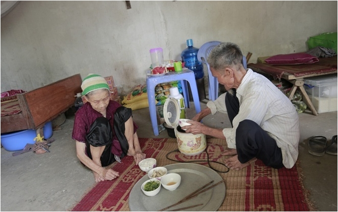 Cộng đồng chung tay giúp đỡ cặp vợ chồng "ông điếc chăm bà mù bằng những bữa cơm chỉ có 5.000 đồng"
