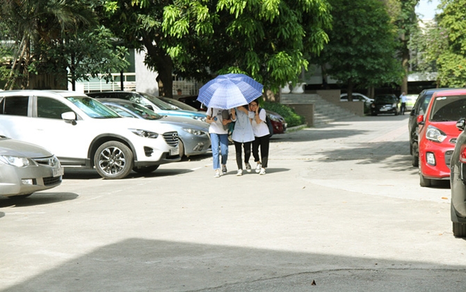 Ngày Hà Nội nắng nóng đỉnh điểm, sinh viên vật vã tìm đủ cách 'sống sót' qua mùa chảo lửa