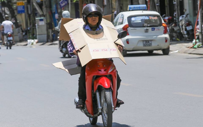 Nghìn lẻ một 'chiêu thức bá đạo' người dân Hà Nội đối phó với nắng nóng đỉnh điểm