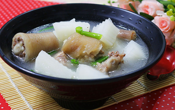 Món ngon ngày hè: Canh đuôi heo hầm củ cải ngọt mát, giàu dinh dưỡng