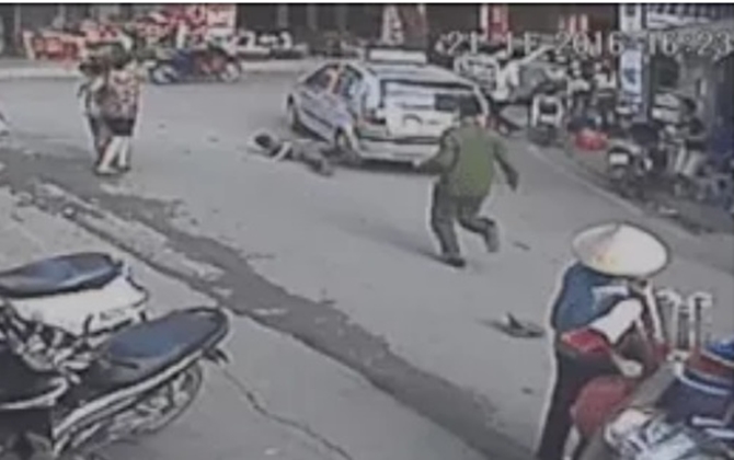 Nữ du khách Tây bắt taxi, tài xế giật điện thoại, kéo lê nạn nhân giữa phố Hà Nội