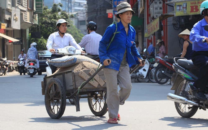 Khấp khởi đợi mưa dông chưa thấy, người lao động oằn mình mưu sinh trên 'chảo lửa'