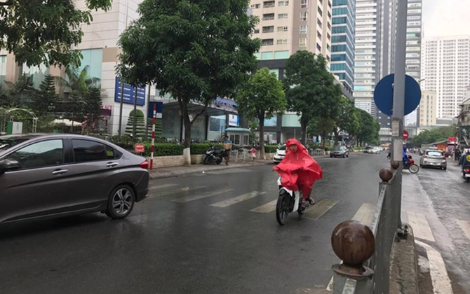 Cuối cùng thủ đô Hà Nội đã có mưa sau những ngày vật vã vì nắng nóng