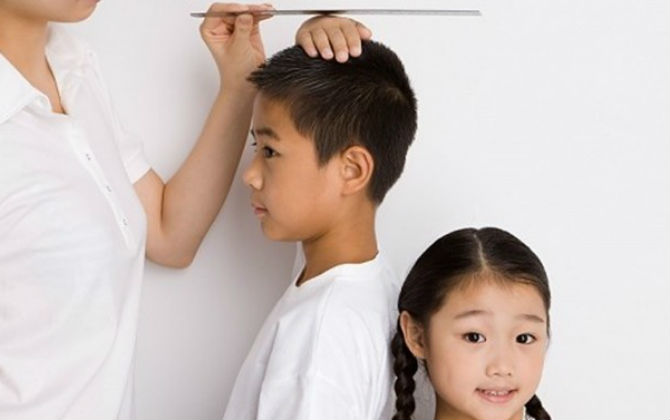 Bất kể bé trai hay gái lớn lên đều sẽ có đôi chân thon dài như siêu mẫu nếu mẹ biết 4 mẹo này